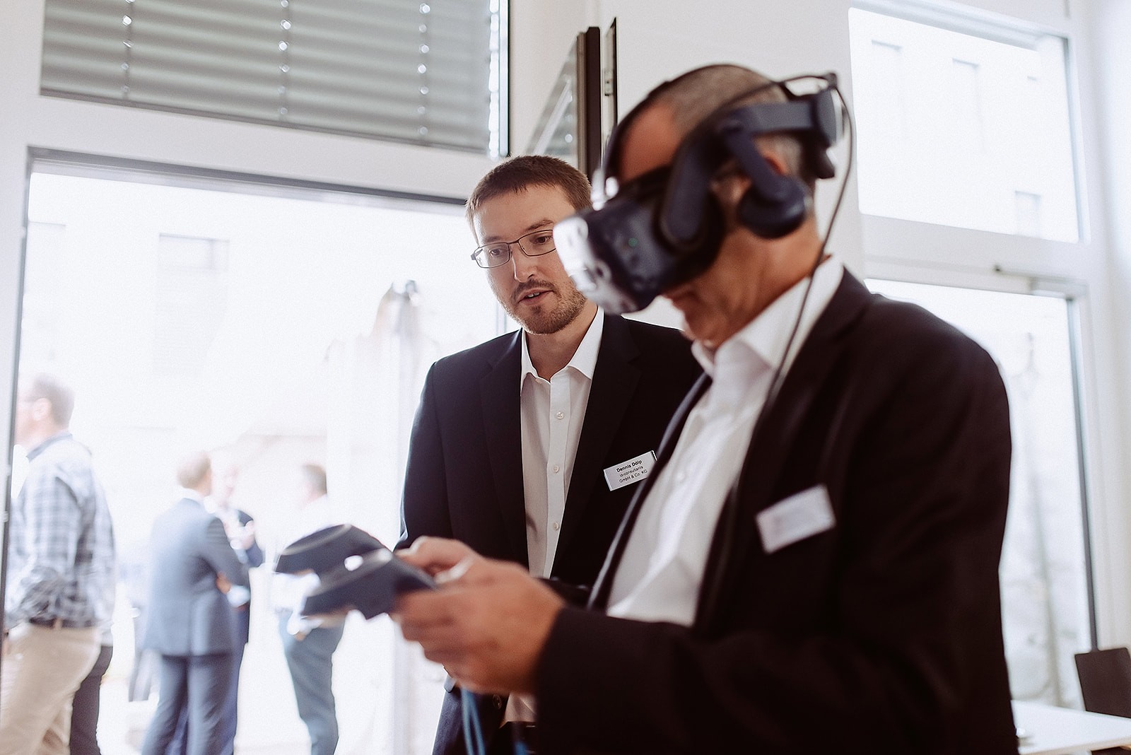 Teilnehmer testet VR-Brille