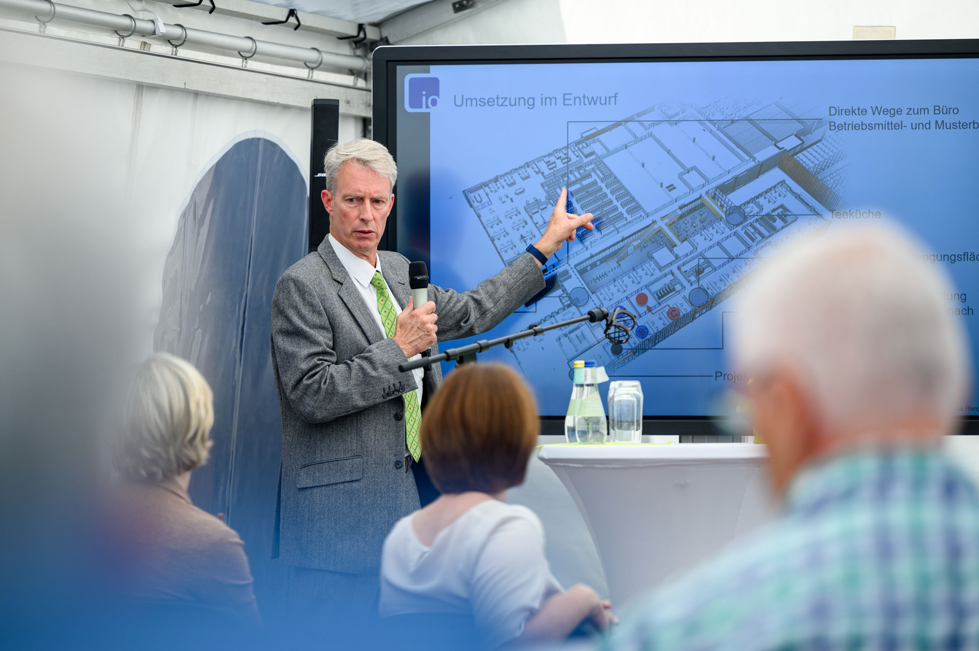 Architekt präsentiert den Entwurf des Neubaus für Erbe