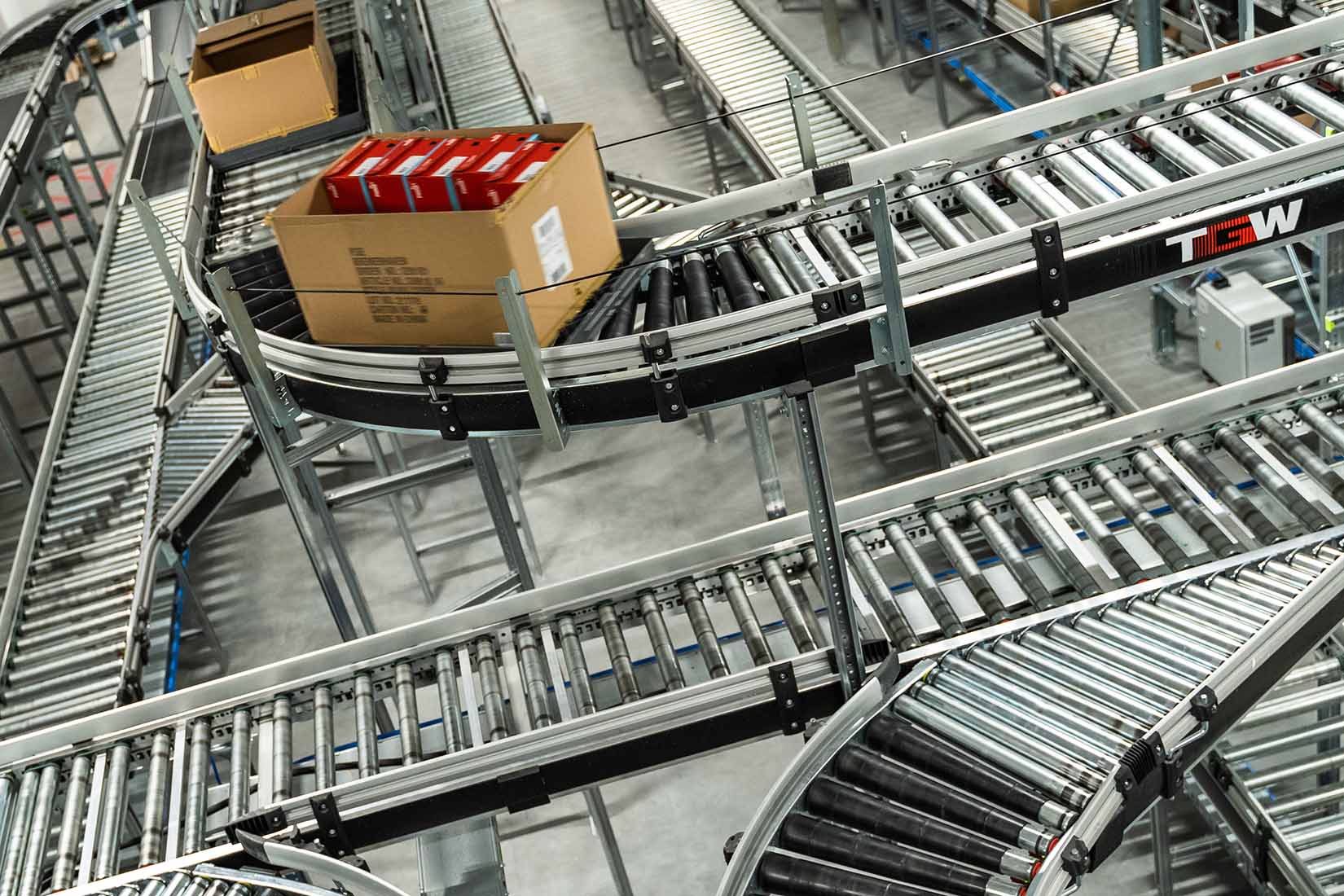 Curved section of a carton conveyor with a box