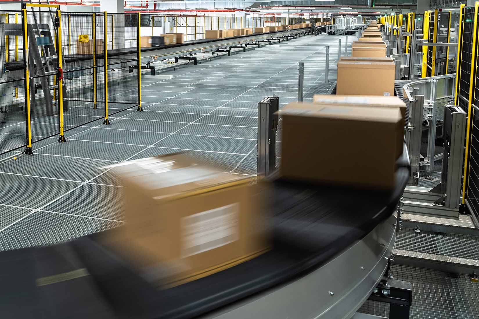 Curved section of a carton conveyor with a box