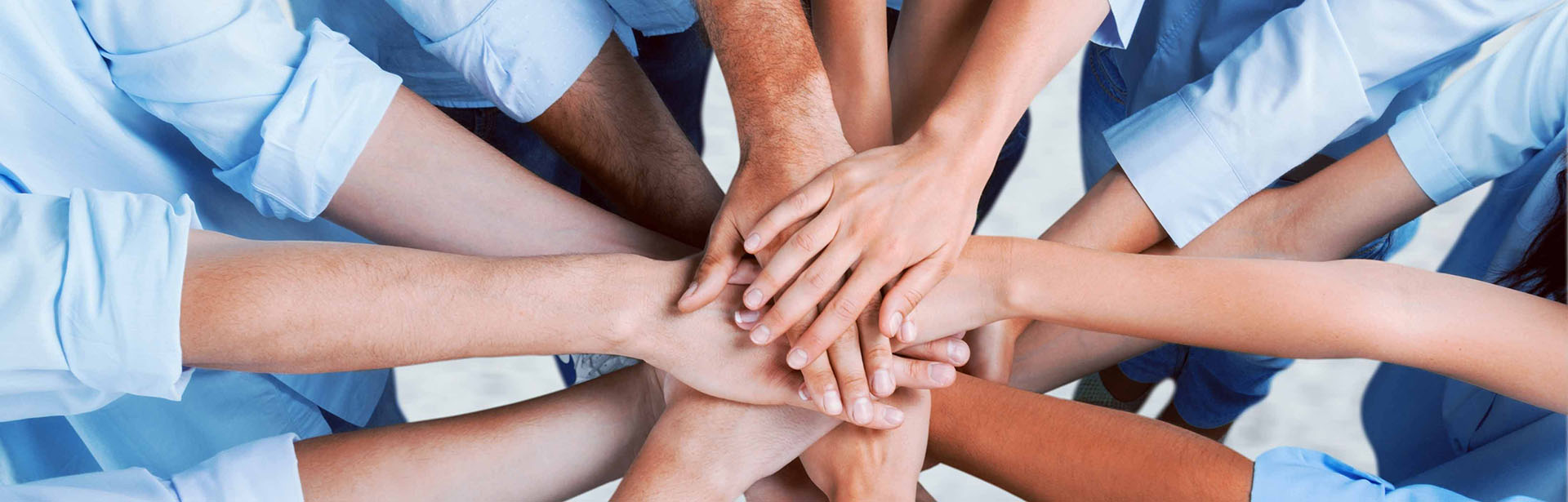 Viele Hände treffen sich in der Mitte