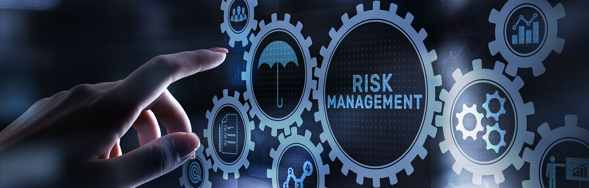 Eine Hand berührt ein digitales Display, das verschiedene Symbole für Risikomanagement und Analyse zeigt.