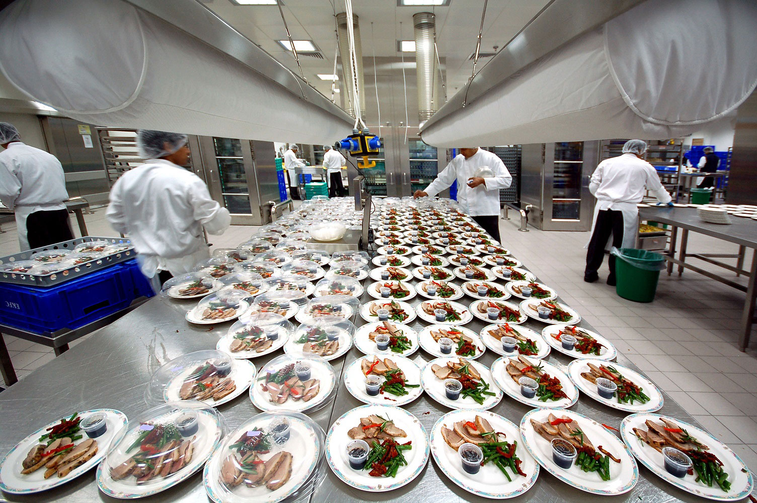 Mahlzeitenzubereitung für Flugzeuge in einer Großküche 