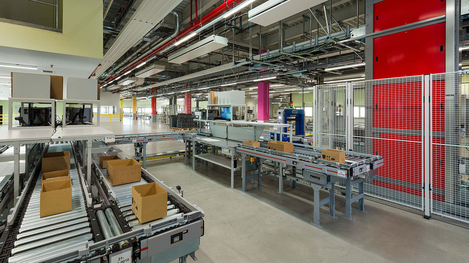 Cartons on window belts in a logistics hall