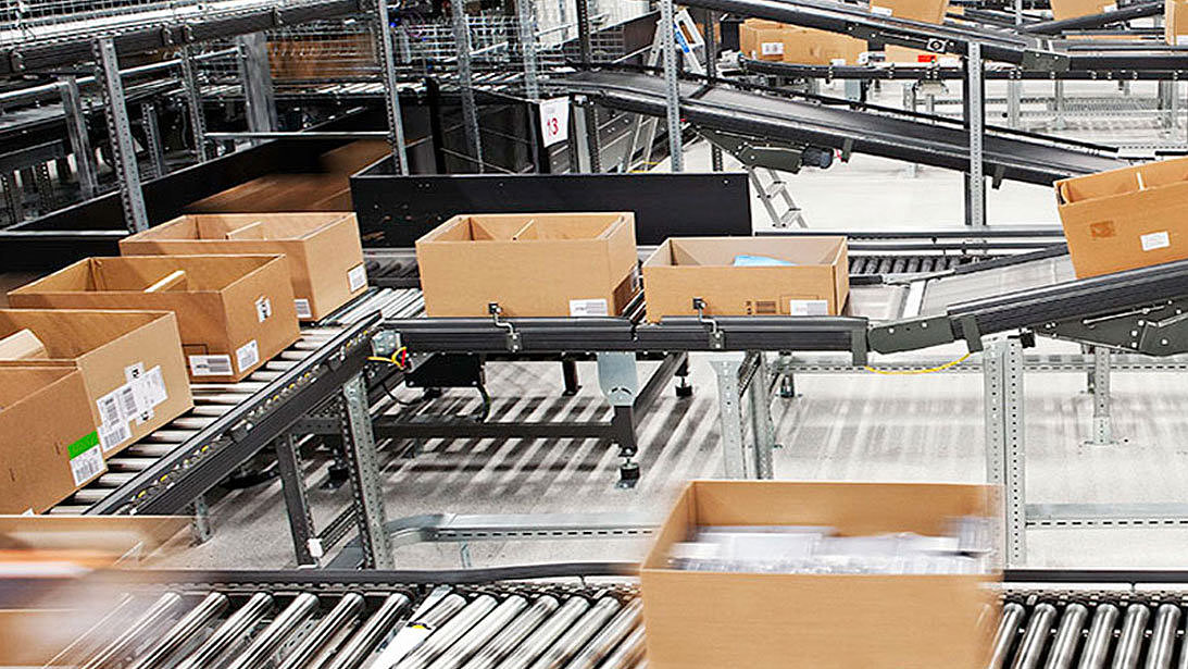 Kartons auf einem Fließband-System im Distributionszentrum 