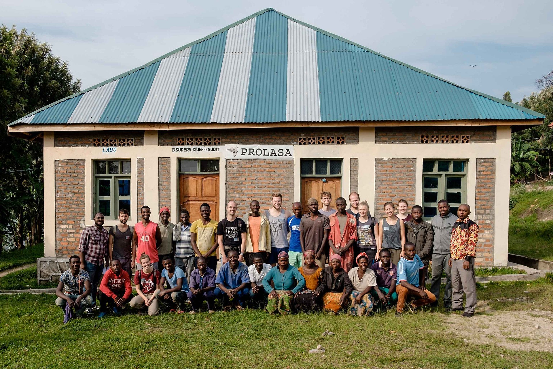 Group photo of the participants of the project in Beaumont by EWB