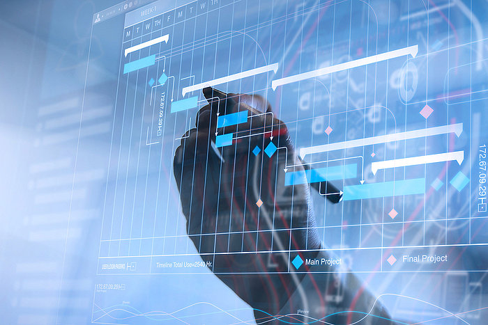 Ein Benutzer interagiert mit einer digitalen Projektübersicht, die visuelle Daten und Statistiken enthält.