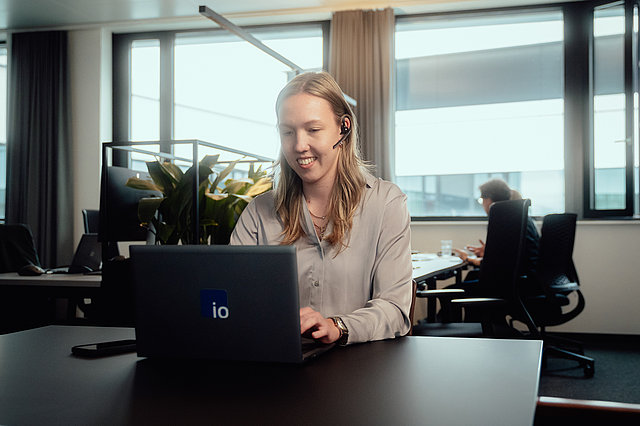 Eine Frau sitzt an ihrem Laptop