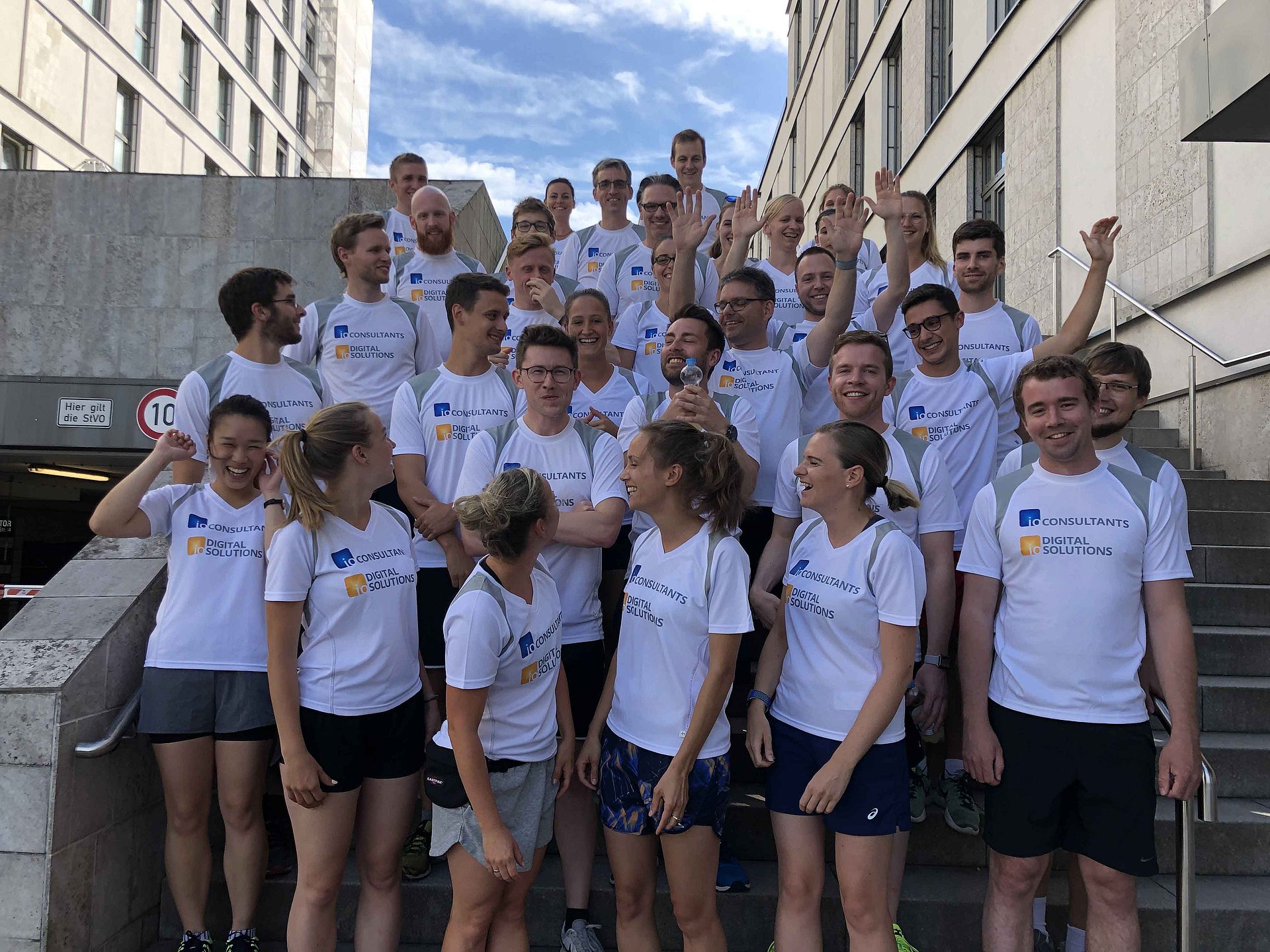 Teamfoto der Teilnehmer des NCT-Laufes vor dem Büro in Heidelberg