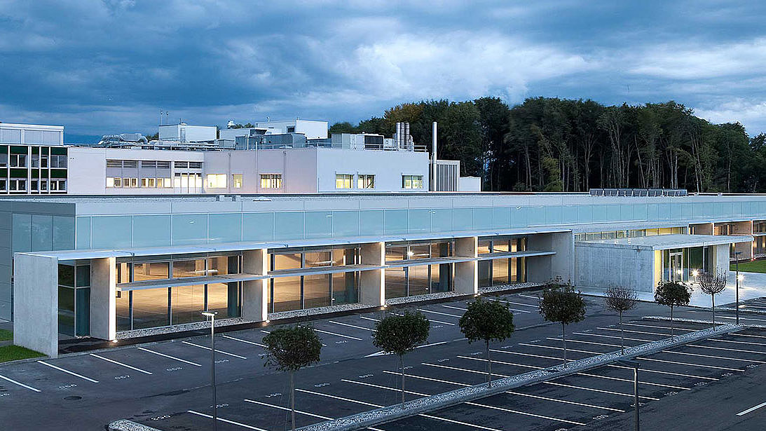 Die zentrale Fertigungsstätte bei Abenddämmerung in Crissier