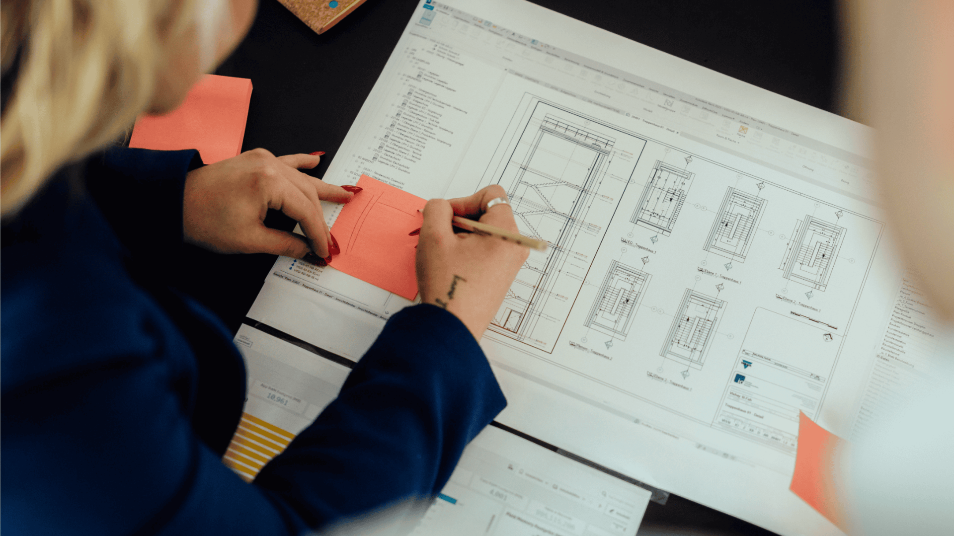 Detailreiche Architekturzeichnungen und Notizen