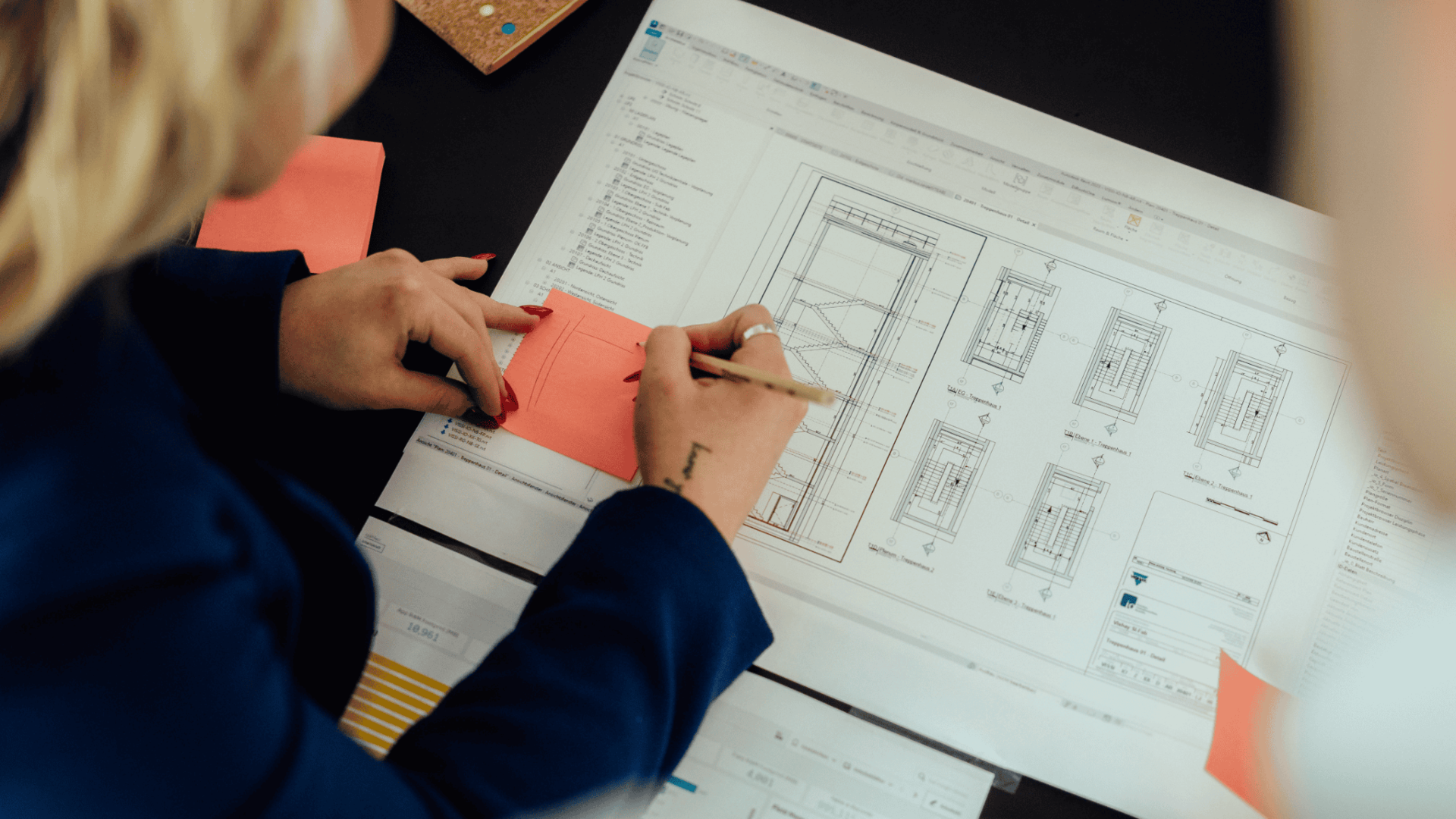 Detailreiche Architekturzeichnungen und Notizen