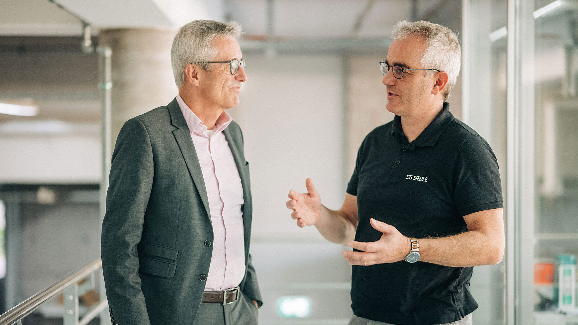 Consultant Martin Bitz and logistics manager at Siedle Rainer Boghammer in conversation