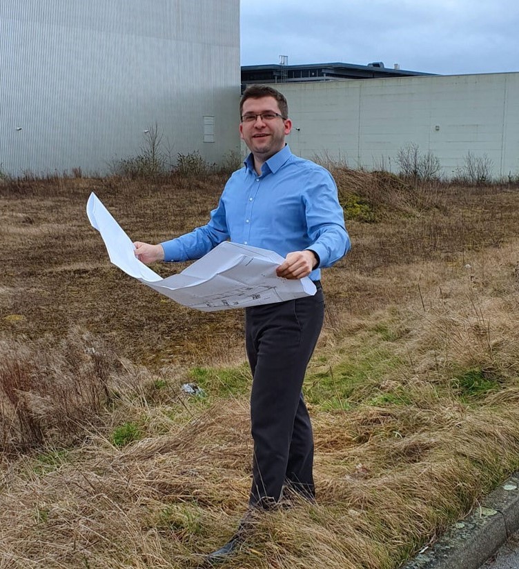 Markus Seidel stands on the Häfele site with a construction plan
