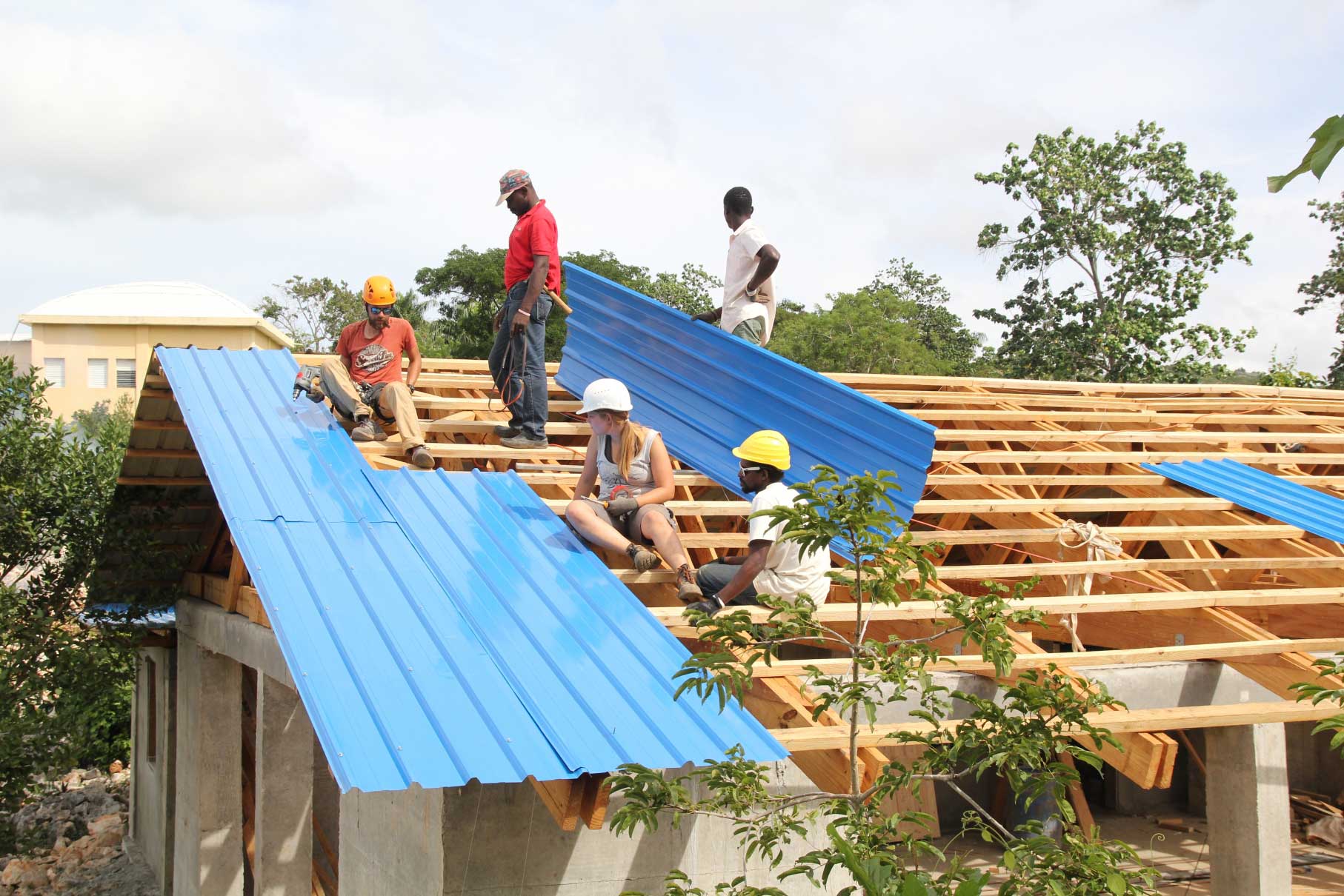 Employees of the project EWB by covering the roof in Beaumont