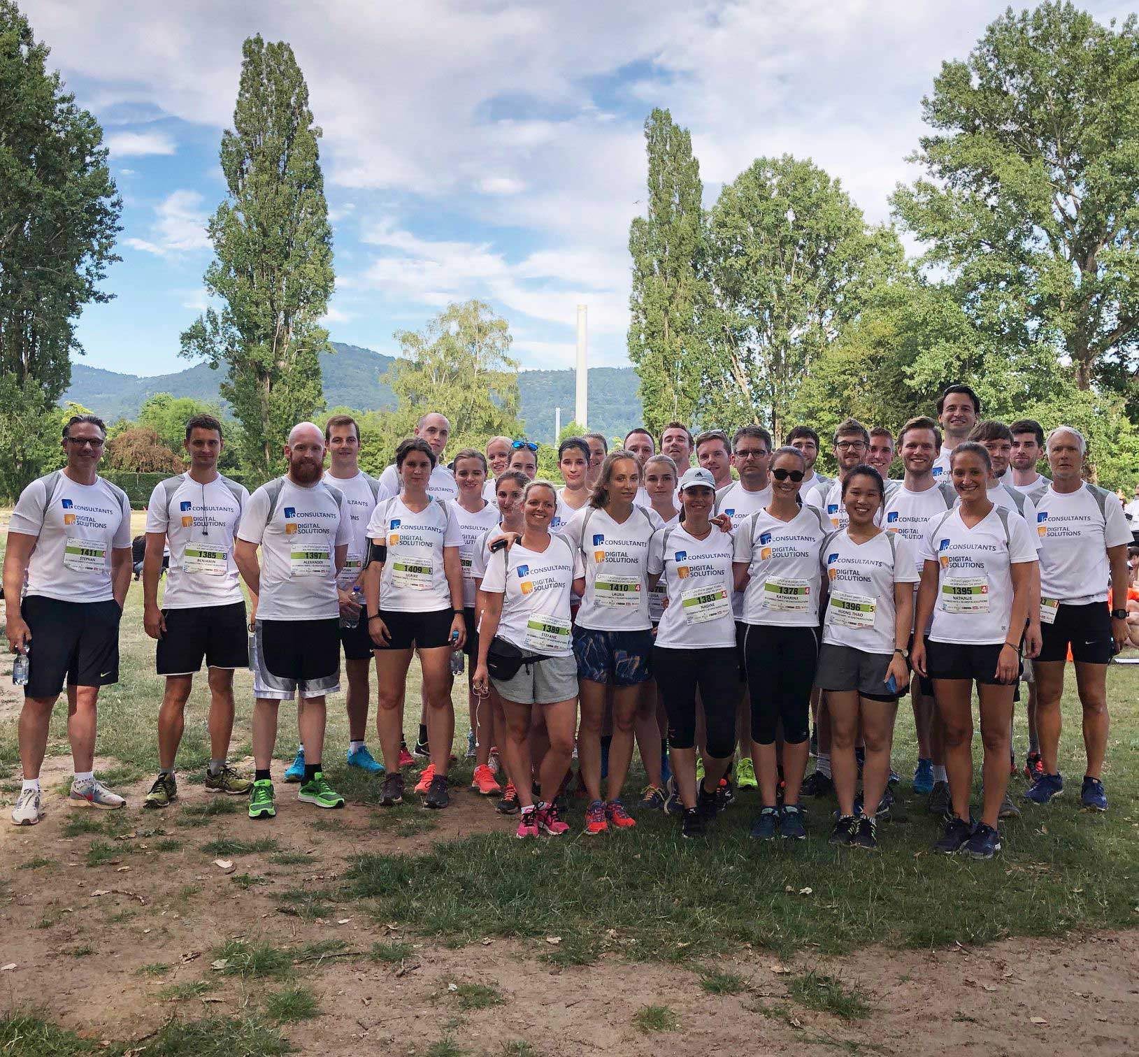 Teamphoto of the participants of the NCT run in the countryside